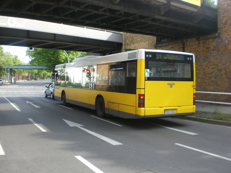 MAN Niederflurbus 2. Generation auf der Linie 221 nach Mrkisches Viertel Bernhauser Ring am S-Bahnhof Eichborndamm.