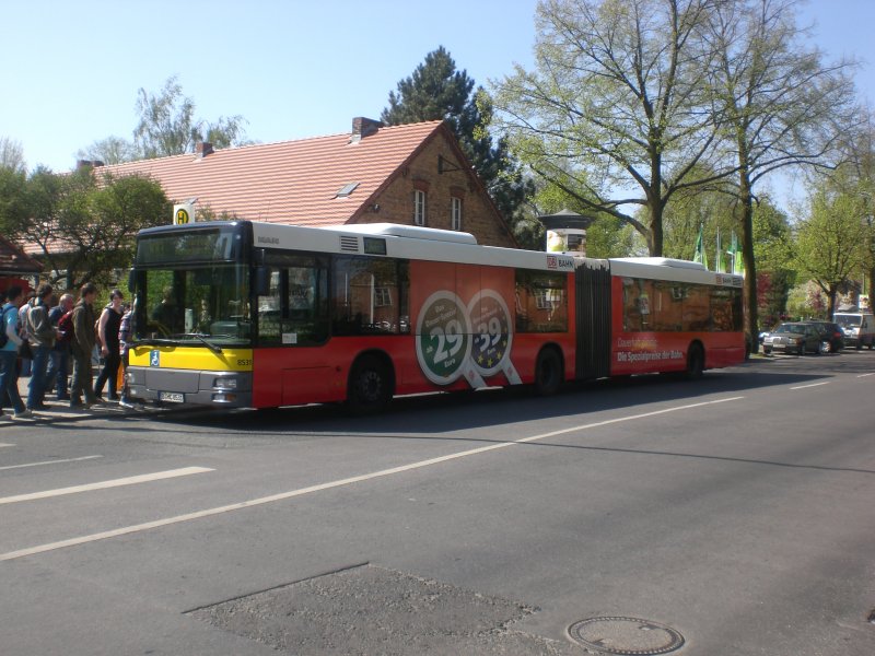 MAN Niederflurbus 2. Generation auf der Linie X83 nach Lichtenrade Nahariyastrae am U-Bahnhof Dahlem-Dorf.