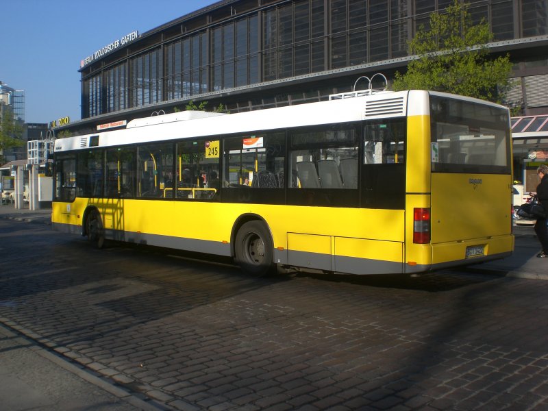 MAN Niederflurbus 2. Generation auf der Linie 245 nach S-Bahnhof Nordbahnhof am S+U Bahnhof Zoologischer Garten.