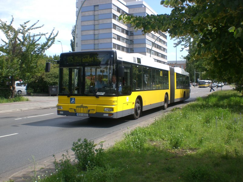 MAN Niederflurbus 2. Generation auf der Linie 125 am U-Bahnhof Osloer Strae.