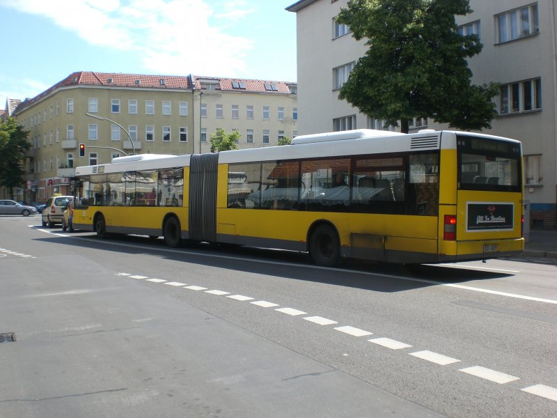 MAN Niederflurbus 2. Generation auf der Linie 125 nach U-Bahnhof Osloer Strae am U-Bahnhof Residenzstrae.
