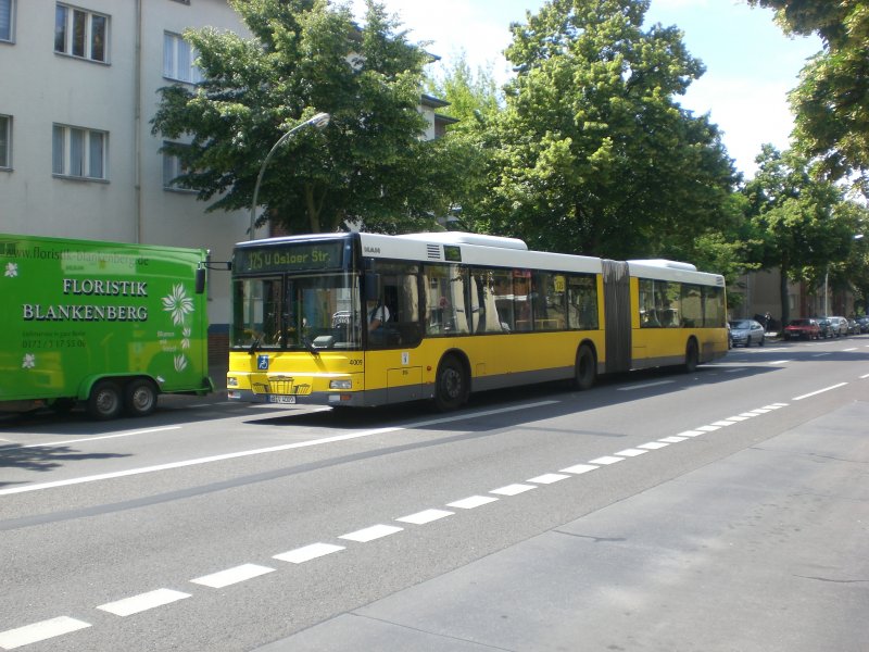 MAN Niederflurbus 2. Generation auf der Linie 125 nach U-Bahnhof Osloer Strae am U-Bahnhof Residenzstrae.