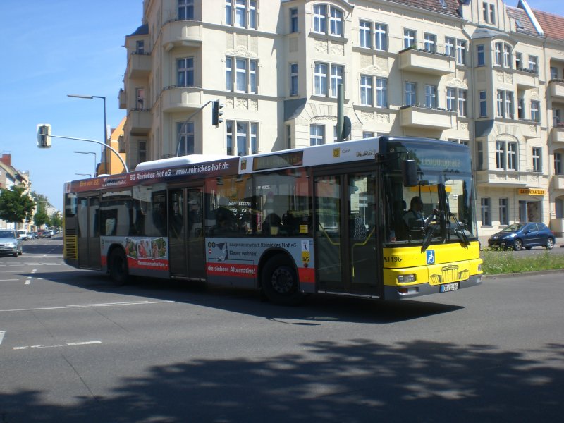 MAN Niederflurbus 2. Generation auf der Linie 221 nach U-Bahnhof Leopoldplatz am U-Bahnhof Scharnweberstrae.