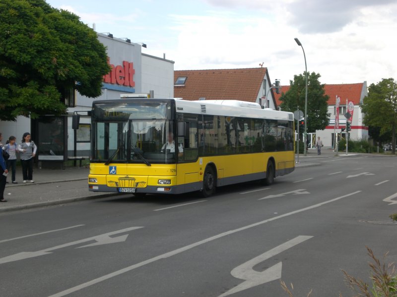 MAN Niederflurbus 2. Generation auf der Linie 371 nach Rudow Liselotte-Berger-Platz am U-Bahnhof Rudow.