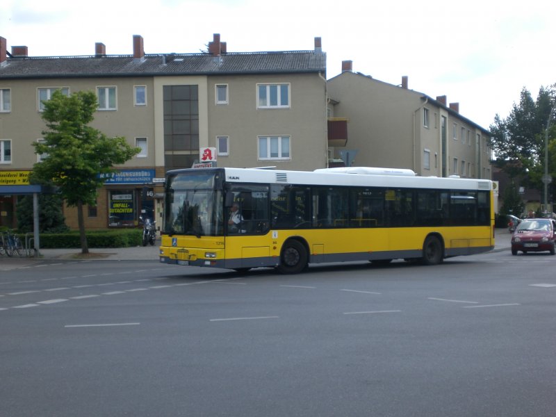 MAN Niederflurbus 2. Generation auf der Linie 271 am U-Bahnhof Rudow.
