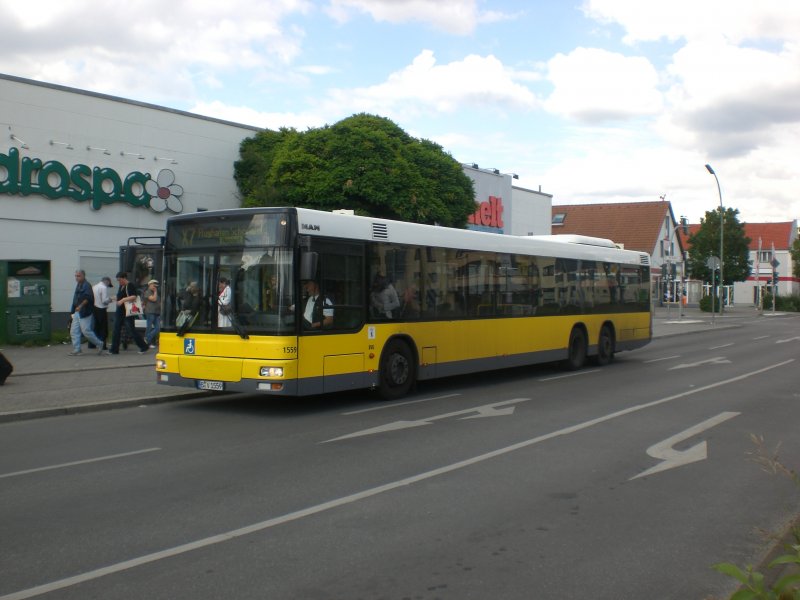 MAN Niederflurbus 2. Generation auf der Linie X7 nach Flughafen Schnefeld am U-Bahnhof Rudow.