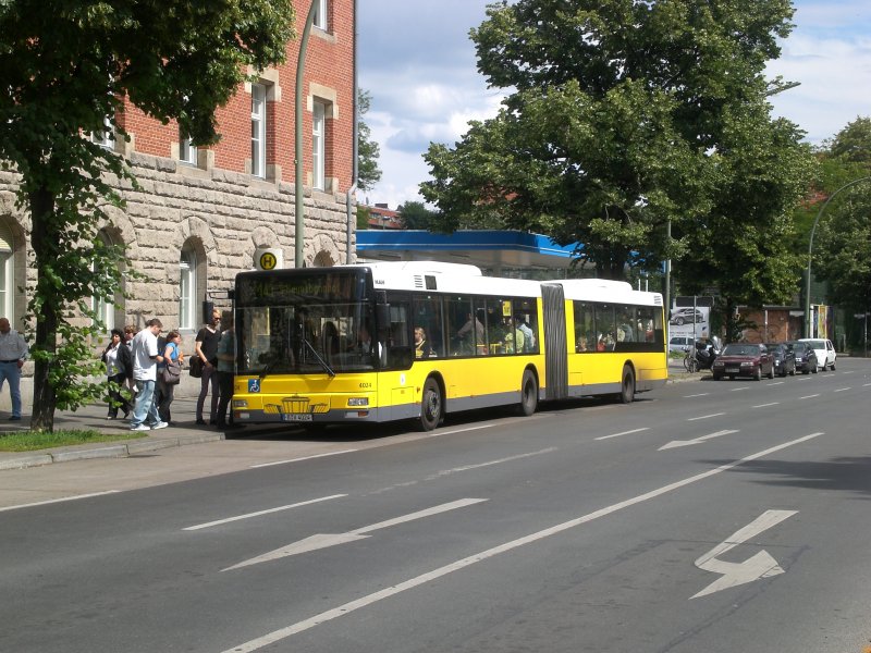 MAN Niederflurbus 2. Generation auf der Linie M41 nach Hauptbahnhof an der Haltestelle Neuklln Erkstrae.
