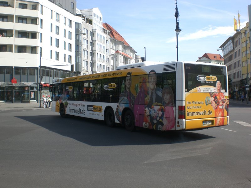 MAN Niederflurbus 2. Generation auf der Linie 109 nach S+U Bahnhof Zoologischer Garten am U-Bahnhof Adenauerplatz.
