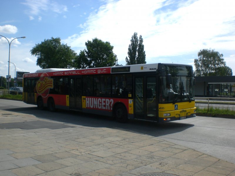 MAN Niederflurbus 2. Generation auf der Linie 171 nach U-Bahnhof Hermannplatz am S-Bahnhof Flughafen Schnefeld.