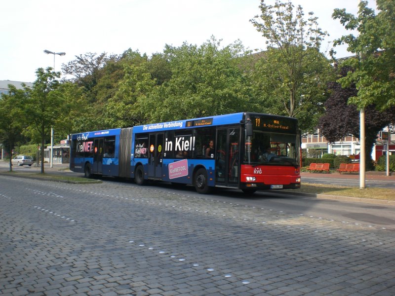 MAN Niederflurbus 2. Generation auf der Linie 11 nach Wik Nord-Ostsee-Kanal an der Haltestelle Andreas-Gayk-Strae.