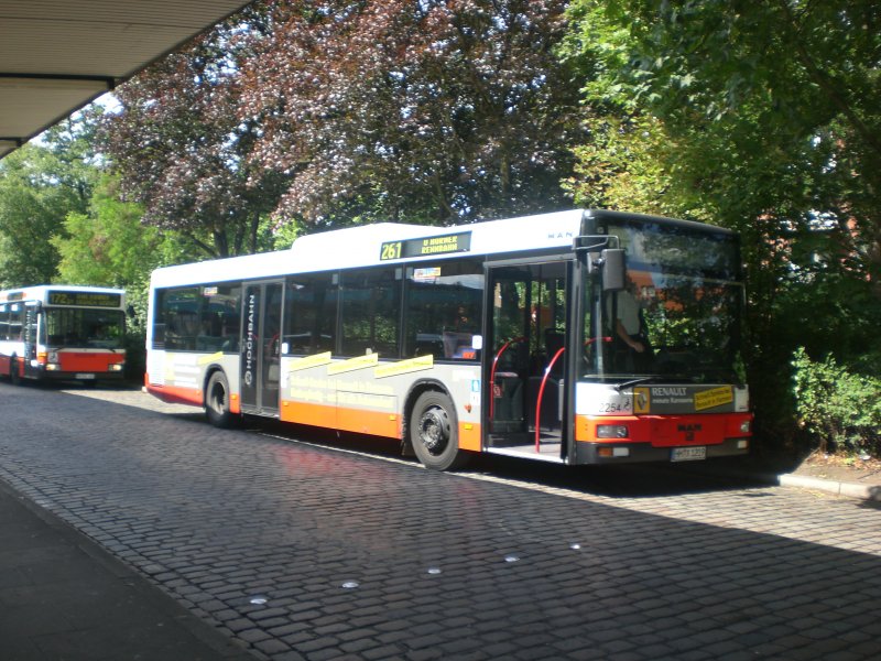 MAN Niederflurbus 2. Generation auf der Linie 261 nach U-Bahnhof Horner Rennbahn am S+U Bahnhof Barmbek.