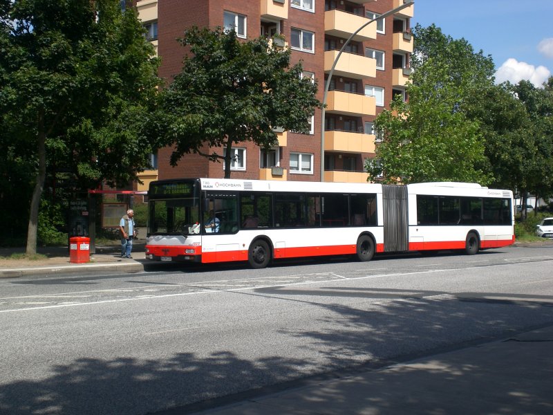 MAN Niederflurbus 2. Generation auf der Linie 7 nach S+U Bahnhof Barmbek an der Haltestelle Borchertring.