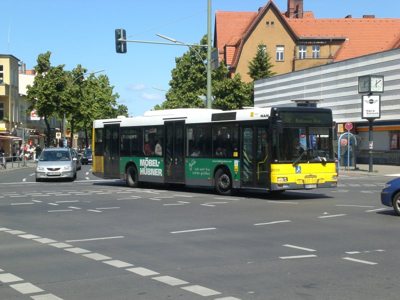 MAN Niederflurbus 2. Generation auf der Linie 187 nach Lankwitz Halbauer Weg an der Haltestelle Lankwitz Kirche.