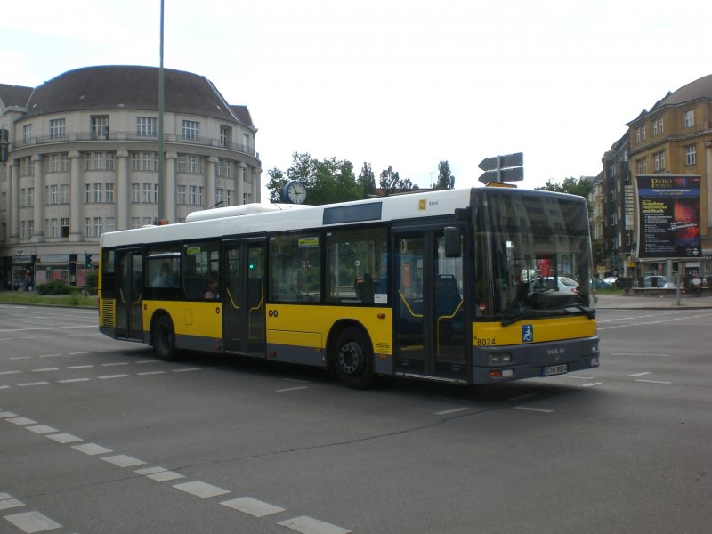 MAN Niederflurbus 2. Generation auf der Linie 248 nach S+U Bahnhof Alexanderplatz am U-Bahnhof Platz der Luftbrcke.
