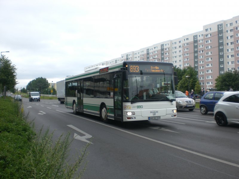 MAN Niederflurbus 2. Generation auf der Linie 893 nach Hohenschnhausen Feldmannstrae an der Haltestelle Hohenschnhausen Prerower Platz.