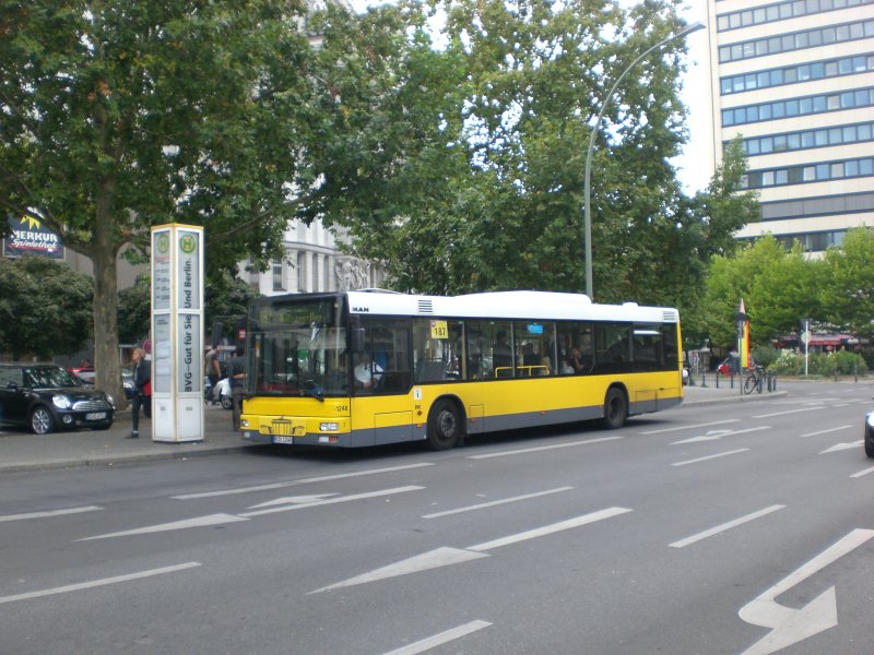 MAN Niederflurbus 2. Generation auf der Linie 187 nach Lankwitz Halbauer Weg am U-Bahnhof Nollendorfplatz.