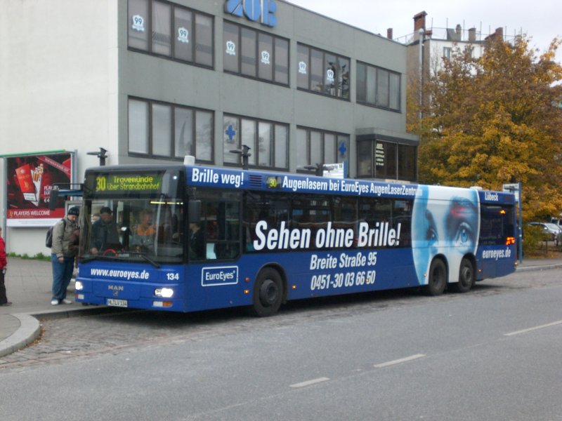 MAN Niederflurbus 2. Generation auf der Linie 30 nach Travemnde Gneversdorf am ZOB/Hauptbahnhof.