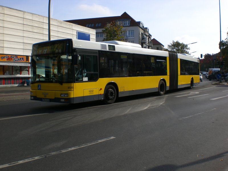 MAN Niederflurbus 2. Generation der Linie X83 nach Zehlendorf Knigin-Luise-Strae/Clayallee an der Haltestelle Lankwitz Kirche.