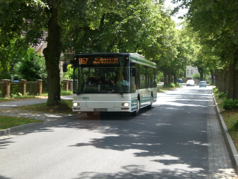 MAN Niederflurbus 2. Generation der Linie 867 nach Musikerviertel an der Haltestelle Zepernick Am Heidehaus.