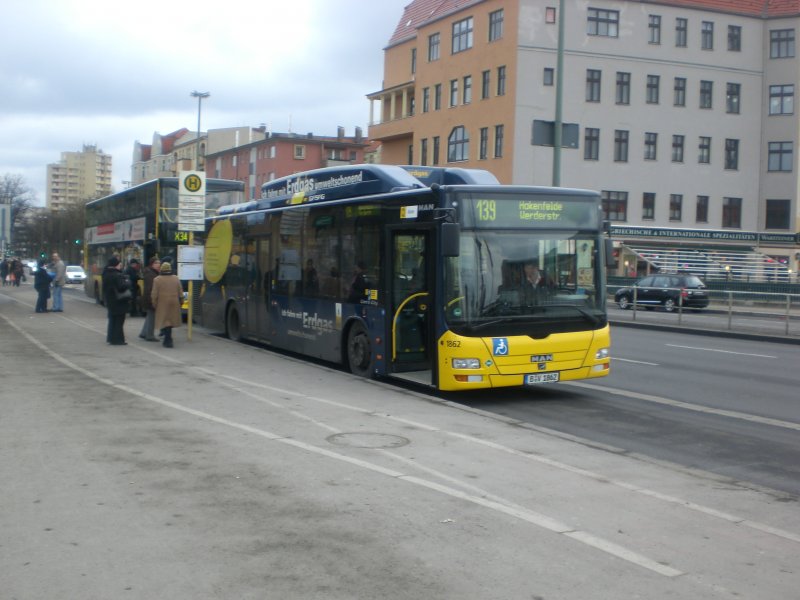 MAN Niederflurbus 3. Generation (Lions City) auf der Linie 139 nach Hakenfelde Werderstrae am S-Bahnhof Messe Nord/ICC.