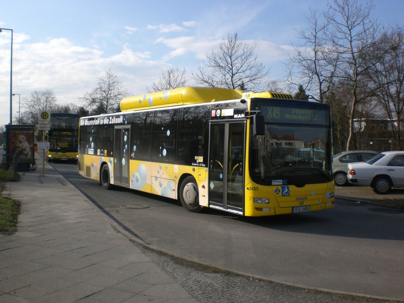 MAN Niederflurbus 3. Generation (Lions City) auf der Linie X49 nach S-Bahnhof Messe Nord/ICC an der Haltestelle Staaken Hahneberg.