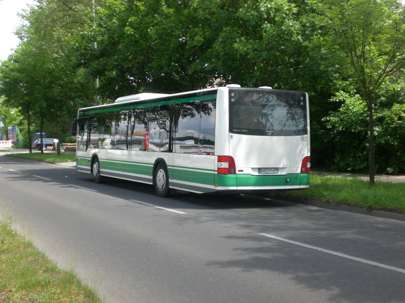 MAN Niederflurbus 3. Generation (Lions City /T) auf der Linie 893 nach Bernau nahe der Haltestelle Hohenschnhausen Feldmannstrae.