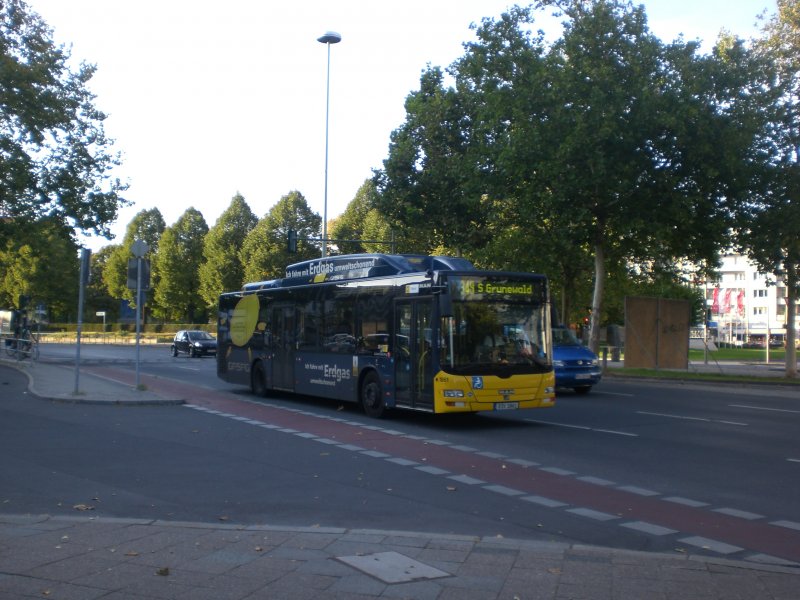 MAN Niederflurbus 3. Generation (Lions City) auf der Linie 349 nach S-Bahnhof Grunewald am U-Bahnhof Theodor-Heuss-Platz.