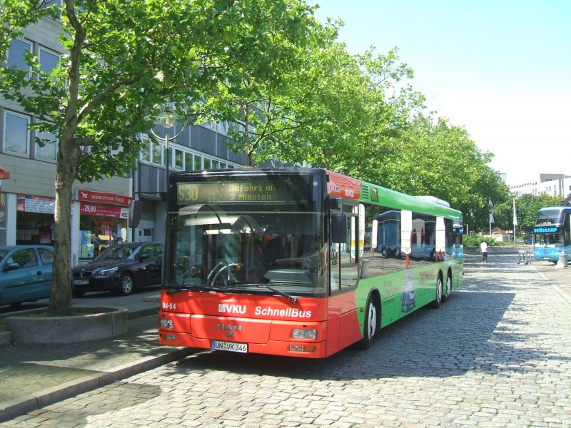 MAN Niederflurwagen VKU Schnellbus Linie S30 Dortmund-Kamen und retour im Dortmunder Busbahnhof,die Linie S30 wird auch mit einem
Doppelstock-Bus gefahren.