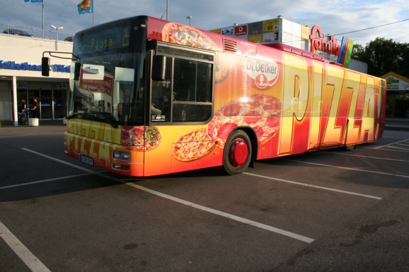MAN NL 263 als Werbebus unterwegs, fr Dr Oetker. Das Bild wurde in Weinheim aufgenommen. Der Bus  fuhr bis 2008 in Luxemburg im Linienverkehr. Erstzulassung am 9.10.2000.