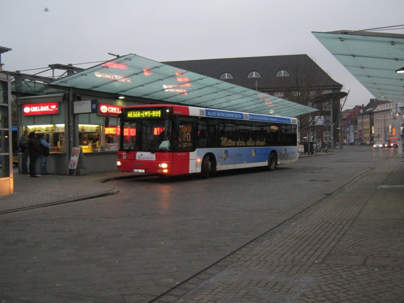 MAN NL 263 der Weser-Ems-Bus am ZOB in Bremen. Dieser Linienbus lies nur die Fahrgste aussteigen um Dann mglicherweise zum Betriebshof zu fahren. Schliesslich steht in der Zielanzeie nur Weser-Ems-Bus drin.
Aufgenommen am 06.12.2008 in Bremen