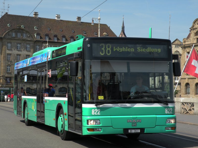 MAN NL 313/A21, mit der Betriebsnummer 822 auf der Mittleren Brcke. Das Bild entstand am 20. Mai 2009.