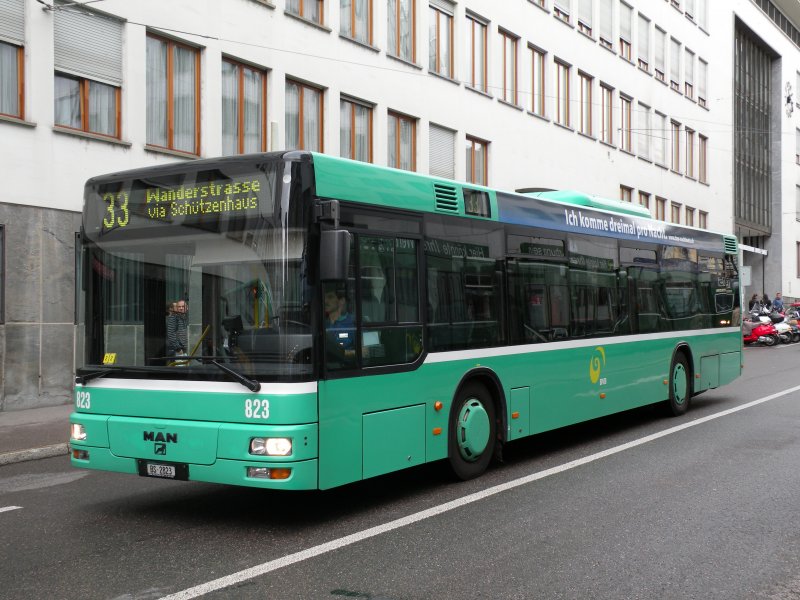 MAN NL 313/A21 mit der Betriebsnummer 823, fährt auf der Linie 33 durch die Spiegelgasse Richtung Schifflände. Das Bild entstand am 18. Juni 2009.