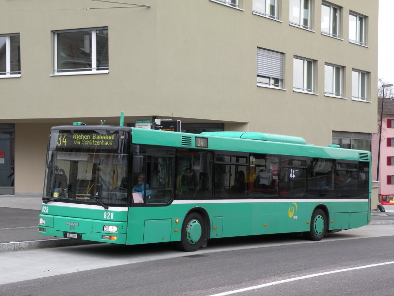 MAN NL 313/A21 mit der Betriebsnummer 828 bedient die Haltestelle Binningen Kronenplatz auf der Linie 34. An Sonntagen fahren nur die zweiachsige Busse auf der Linie 34. Die Aufnahme entstand am 01.03.2009.