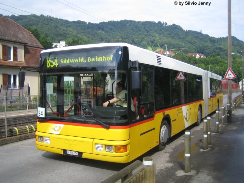 MAN Nr. 117 (Motrag) am 29.7.08 beim SZU Bahnhof Sihlau. Die Strecke war zu diesem Zeitpunkt wegen Bauarbeiten zwischen Sihlau und Sihlwald unterbrochen. Warum das Postauto zustzlich noch mit der Liniennummer 854 angeschrieben war, weiss ich auch nicht... eine der tglichen Strungen des ZVV-Leitsystems.