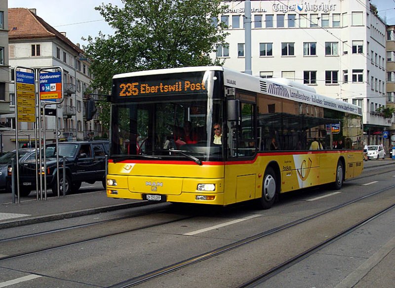 MAN Postauto der Linie 235 beim Goldbrunnenplatz in Zrich, 11. Mai 2009, 18:35