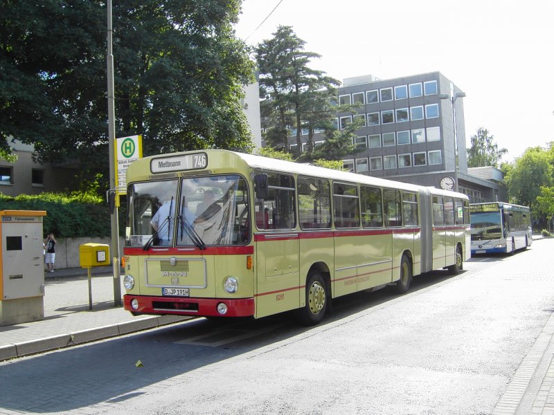 MAN SG 192 (Wagennumer 8291, Baujahr 1975) der Rheinbahn AG Dsseldorf. Dieses Fahrzeug gehrt zum historischen Fuhrpark des Unternehmens. Am 22.08.2009 ist es anlsslich der Feierlichkeiten  10 Jahre Regiobahn  ( S28  Mettmann-Dsseldorf-Neuss-Kaarst) als Pendelbus zwischen Mettmann, Stadtwald(S) und Wlfrath, Stadtmitte unterwegs.
Ort: Wlfrath, Stadtmitte.