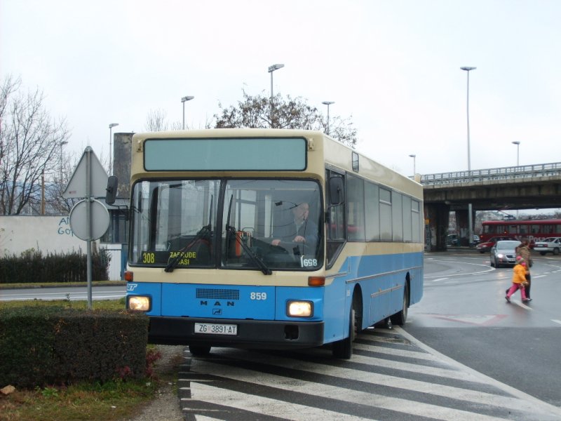 M.A.N. SL 202 als Linie 308 auf der Endhaltestelle Zapruđe.