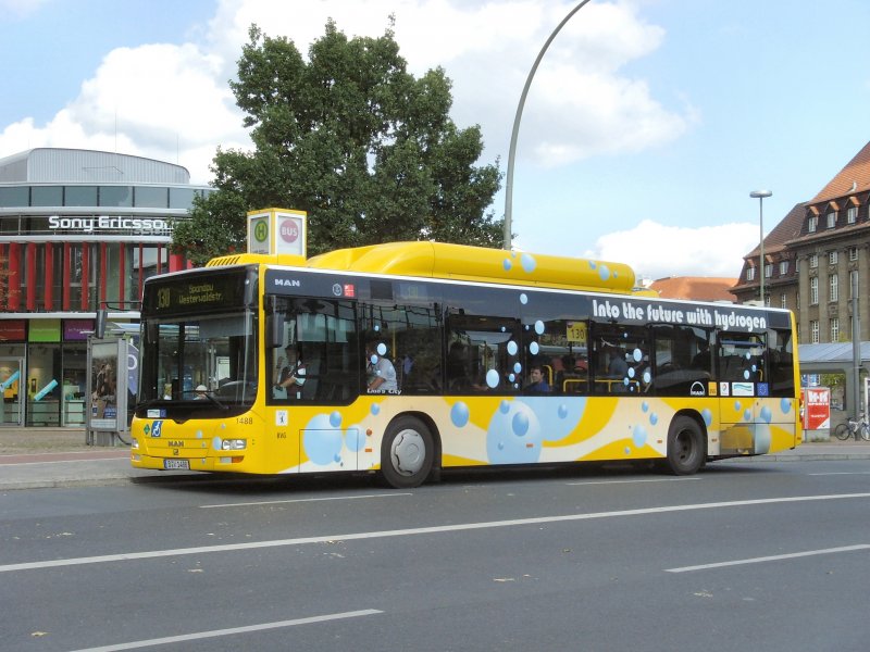 MAN-Wasserstoffbus in Spandau (gegenber Bahnhof), 9.9.2008