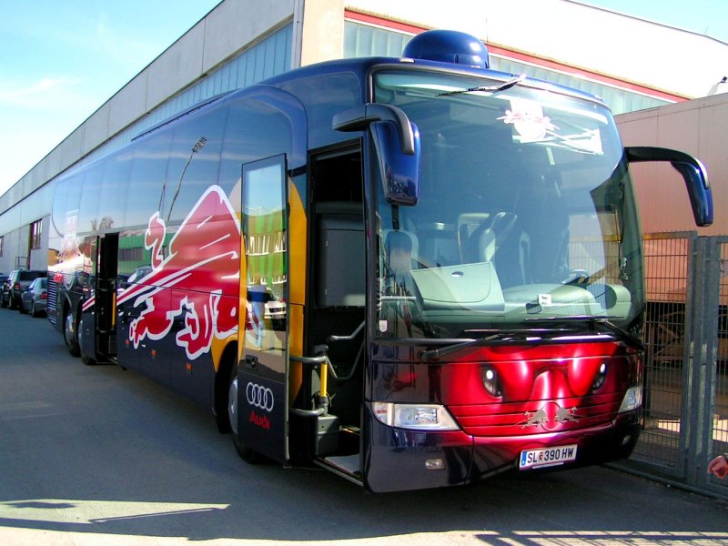 Mannschaftsbus der  BULLEN  (Red-Bull) Salzburg vor dem Fill-Metallbaustadion anlsslich des Bundesligaspieles Ried - Salzburg; 080330