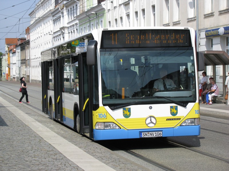 MB ...... CITARO Stadtomnibus Nr. 106 der NVS an der Haltestelle Grunthalplatz in Schwerin 15.08.2009