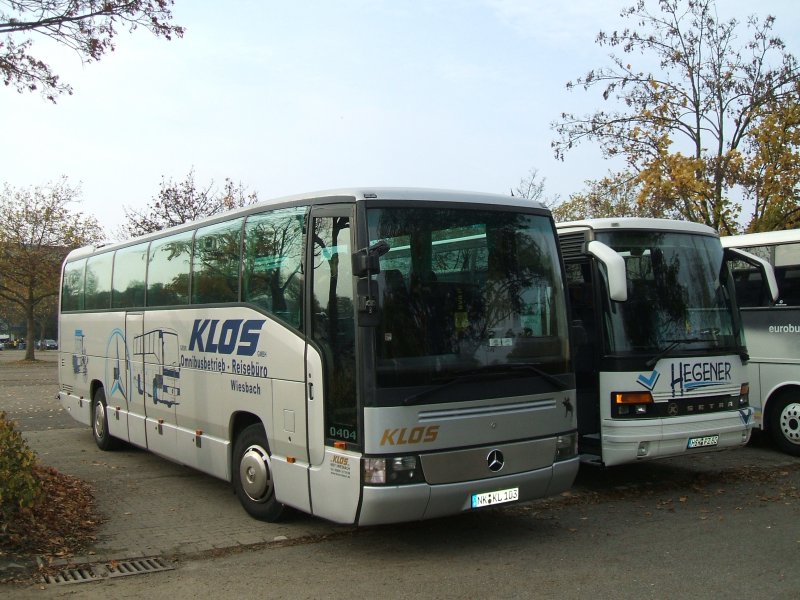 MB 0404 des Omnibusunternehmens Klos aus Wiesbaden auf dem
Busparkplatzes des Signal Iduna Parks in Dortmund Nhe des Stadions,rechts ein K - Setra des Unternehmens Hegener.(28.10.2007)
