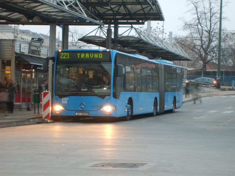 MB Citaro 538 als Linie 221 auf der Endhaltestelle Glavni kolodvor (Hauptbahnhof).