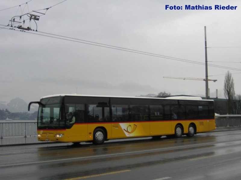 MB Citaro auf dem Weg von Luzern Bhf, nach Rotkreuz, vor der Haltestelle  Schwanenplatz  in Luzern am 23.01.09