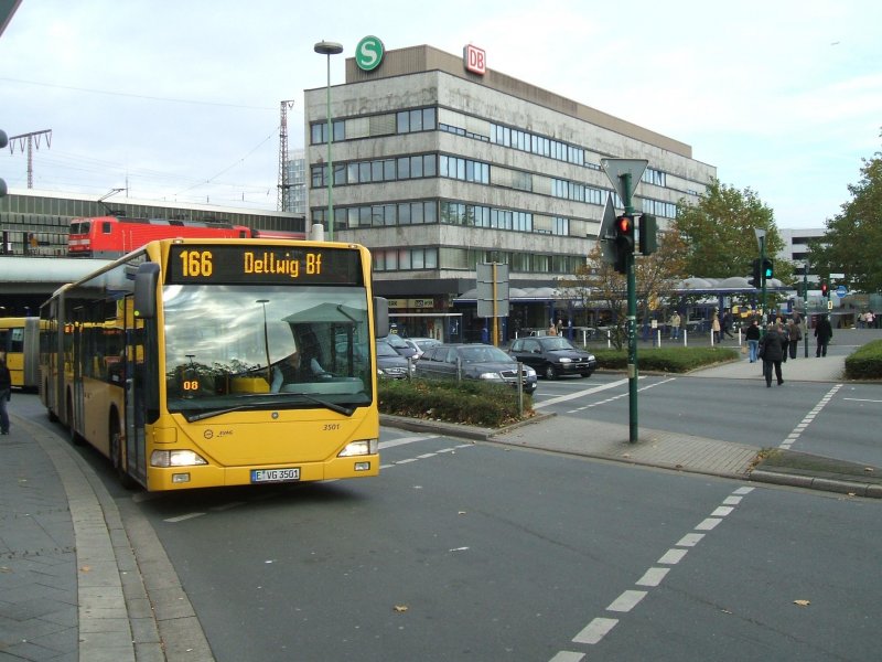 MB Citaro Gelenkbus,Wagen3501, Linie 166 nach Dellwig.Im Hintergrund sieht man den S-Bahnsteig,ber der Strassen-Unterfhrung des Esseners Hbf.(31.10.2007)