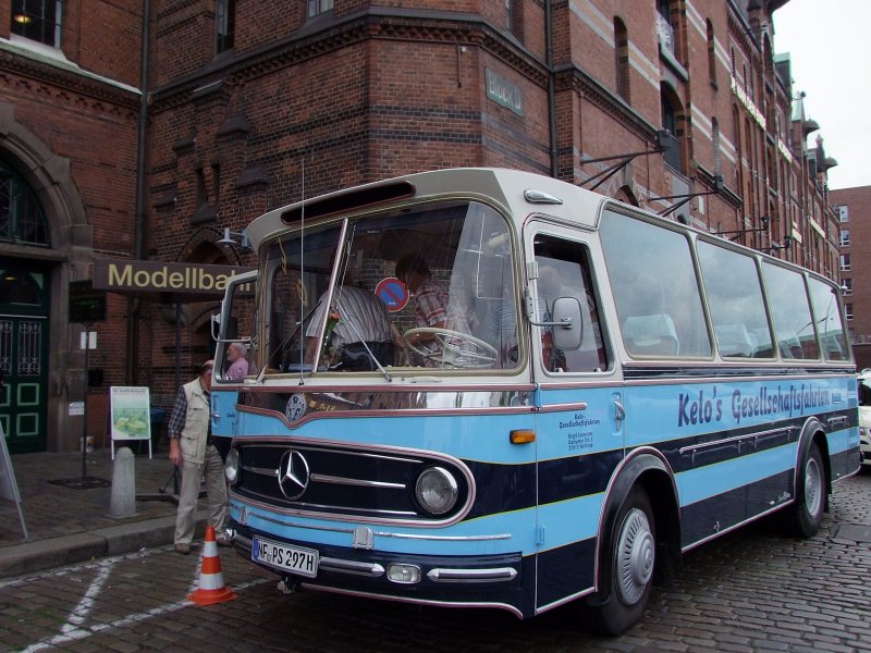 MB der Kelo´s-Gesellschaftsfahrten ist mit einer Reisegruppe vorm Miniaturwunderland in der Hamburger-Speicherstadt vorgefahren;090902