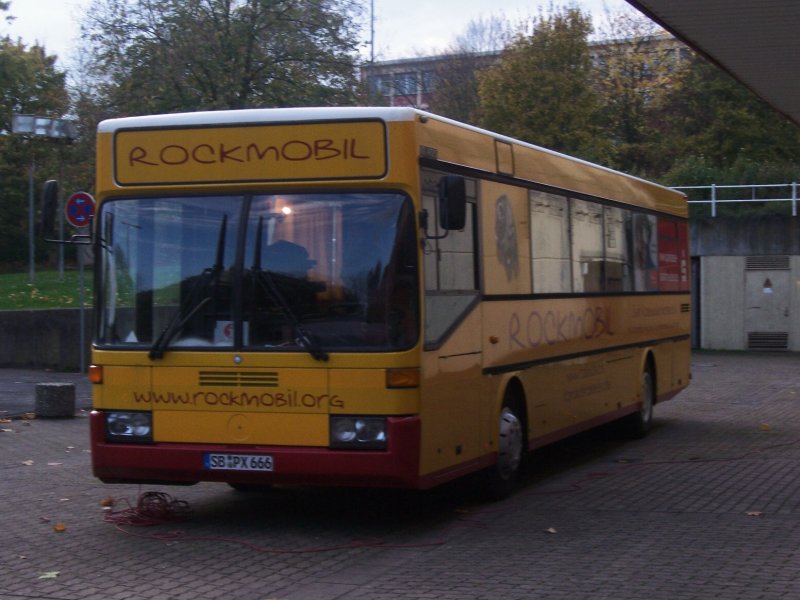 MB O405 ex Stadtwerke Vlklingen Wagen 8 umgebaut zum Rockmobil am 26.10.2008.
