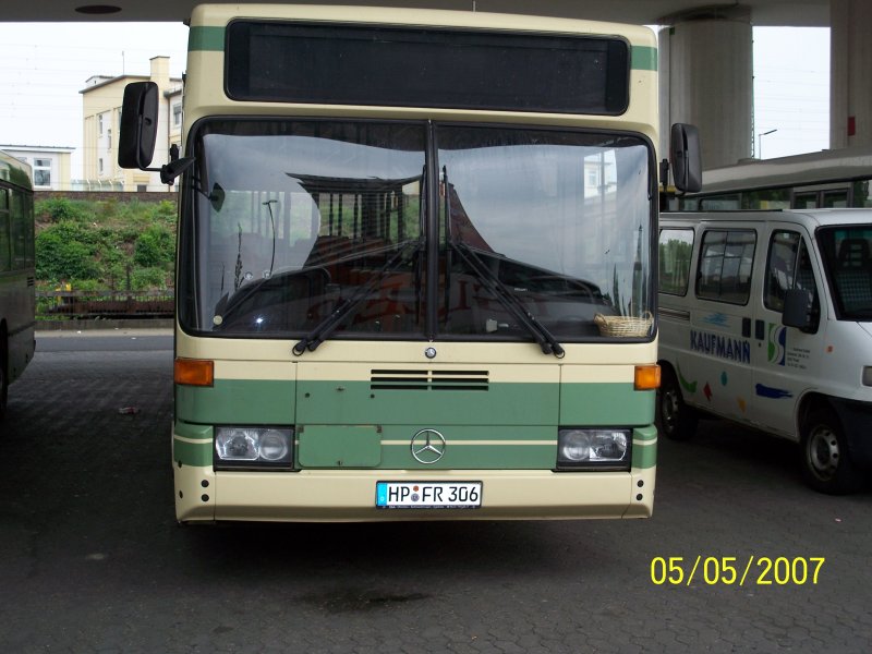 MB O405 steht unweit des Ludwigshafener HBF. Der Bus gehrt Frhlich Reisen