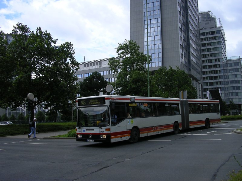 MB O405GN ,EVAG,Wagen 3761 , Linie 145 Mlheim Flughafen,
kurz vor Essen Hbf.(19.07.2008) 