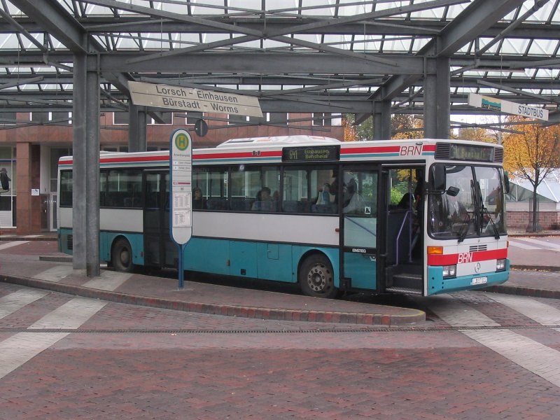 MB O407 des BRN in Bensheim am Bahnhof.