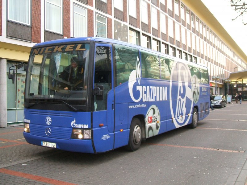 MB Reisebus ,Werbetrger von Schalke 04, im Bochumer Hbf/Bbf.
vor dem Hotel.(02.01.2008)